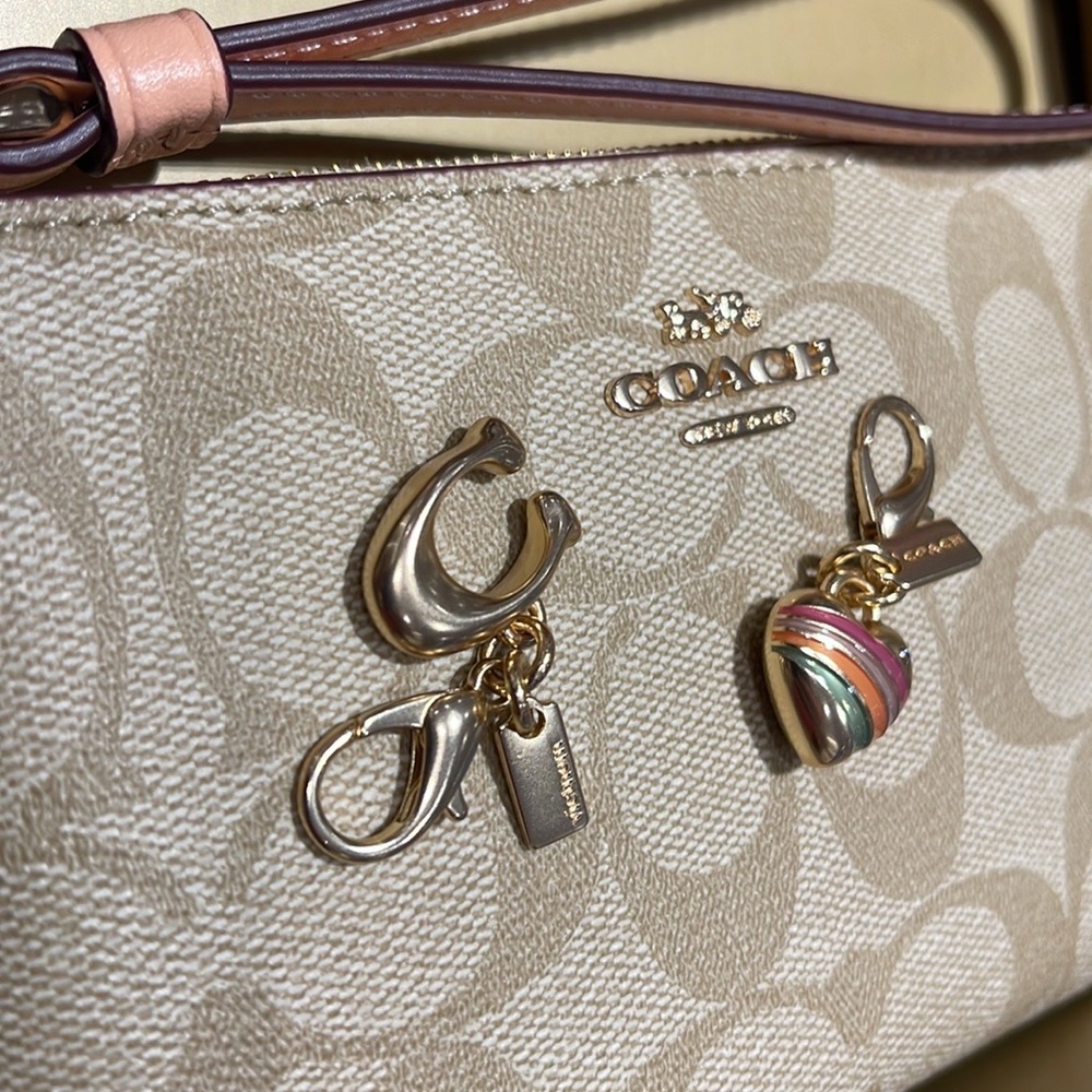 Coach Boxed Corner Zip Wristlet In Signature Canvas
Gold/Light Khaki/Faded Blush - Picture 4 of 16